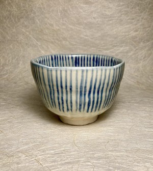 Kommetje met strepen / Small bowl with stripes.