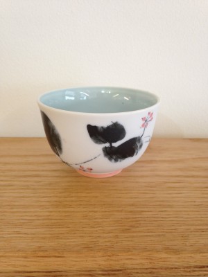 Theetas met zwarte bloem mat/Tea cup with black flower mat.