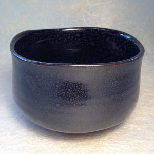 Matcha kom zwart met witte vlekjes / Matcha bowl black with white spots.