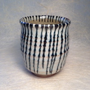 Theetas met verticale strepen grof/Tea cup with bold vertical stripes.