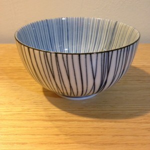 Multi purpose cup met strepen/Multi purpose bowl with stripes.
