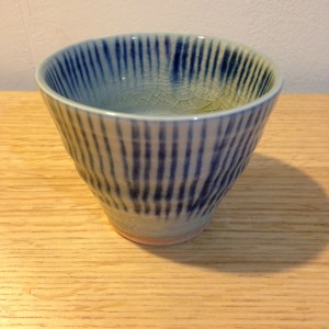 Theetas-potje beige met strepen/Tea cup beige with stripes.