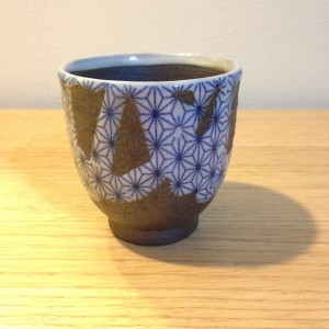 Theetas zwart met blauwe Wa tekening/Tea cup black with blue Wa design.