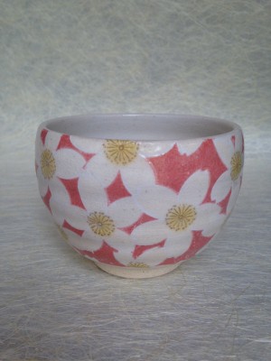 Tas-kom rood met witte bloemen/Cup-bowl red with white flowers.