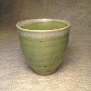 Theetas bleek groen met witte rand/Tea cup light green with white edge.
