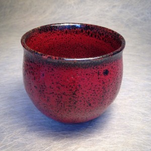 Theetas/kom rood met zwarte rand onder/Tea cup/bowl red with black edge under.