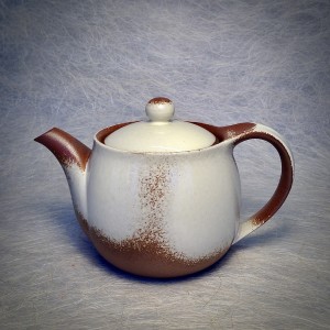 Theekan bruin-wit/Tea pot brown-white.