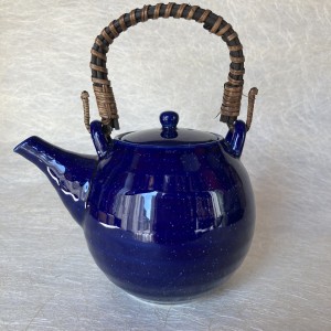 Theekan fel blauw / Tea pot bright blue.