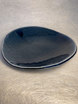 bord donker blauw ovaal/Plate dark blue oval.
