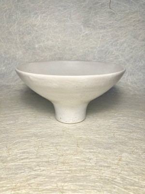 Kom crème kleur op voet / Footed bowl Ivory