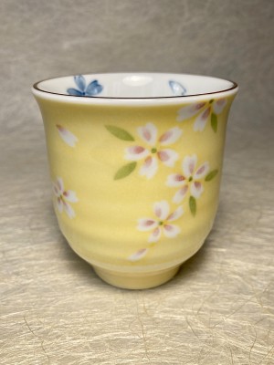 Theetas geel met bloemen/Tea cup yellow with flowers.