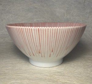 Kom met rode-roze strepen/Bowl with red-pink stripes.