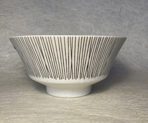 Kom op voet met strepen/Footed bowl with stripes.