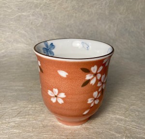 Theetas rood met witte bloemen/Tea cup red with white flowers.