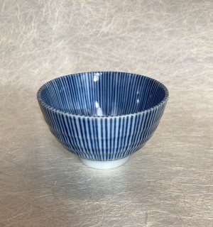 Klein kommetjes met strepen/Small bowl with stripes.