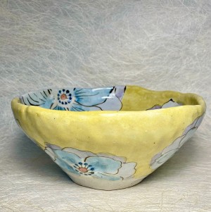 Gele kom met bloemen - Yellow bowl with flowers.