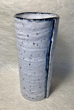 Vaas wit met blauwe vouw - Vase white with blue fold.