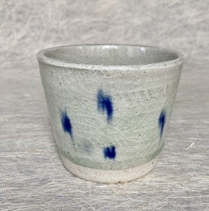 Theetas met blauwe stippen - Tea cup with blue spots.