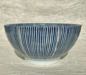 Kom met blauwe strepen en bruine streep - Bowl with blue stripes and brown stripe.
