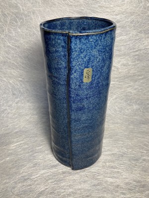 Vaas blauw met vouw - Vase blue with fold.