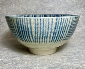 Kom met light blauwe strepen - Bowl with light blue stripes.
