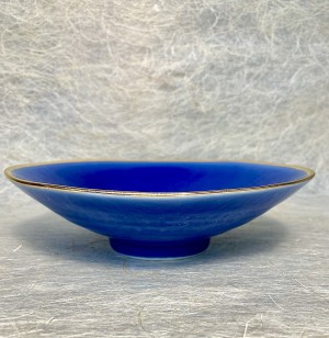 Kom laag fel blauw met gouden rand.