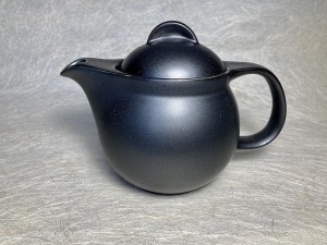 Zwarte theekan - Black tea pot.