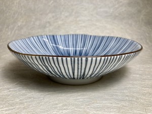 Kom strepen laag - low bowl with stripes.