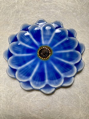 Bordje blauwe bloem - Small plate blue flower.