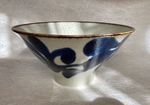 Noodle kom hoog, met blauwe bloemen binnenin.