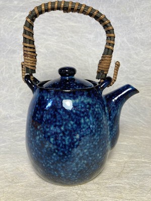 Theekan blauw met vlekken.