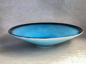 Kom fel blauw met zwarte rand.
