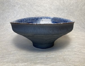 Kom op voet blauw/wit binnenin.