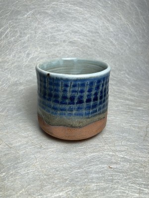Theetas blauw met groene streep en bruin onder.