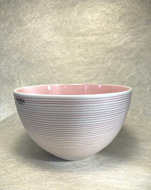 Kom roze binnen - Bowl pink inside.