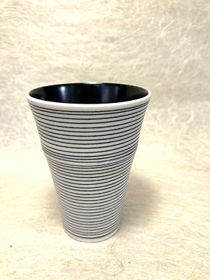 Theetas zwart binnen.