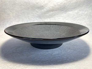 Schaal/bord zwart met zwarte rand.