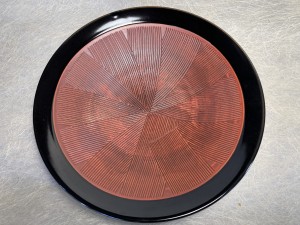 Schaal/bord rood met zwarte rand.