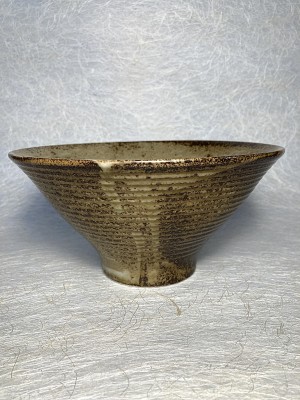 Noodle kom earth zand hoog ribbel.