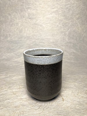 Theetas zwart met witte rand - mat.