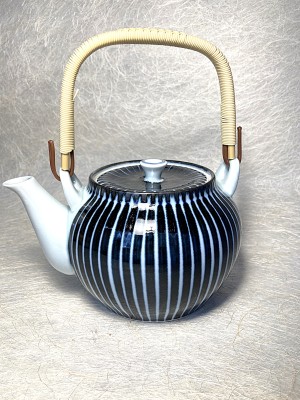 Theekan met blauwe verticale strepen.