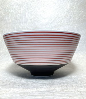 Bowl/kom fijne rode lijntjes.