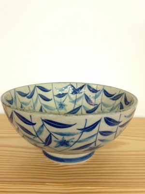 Kom met blauwe blaadjes/Bowl with blue leafs