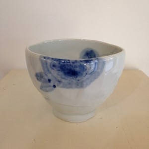 Kom wit met blauwe tekening/Bowl white with blue design.